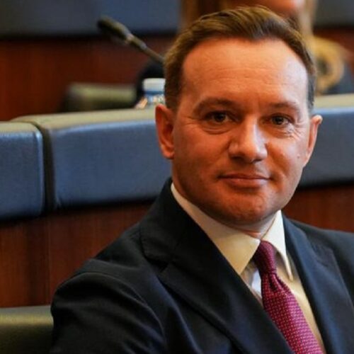 Zogaj: Kushtetuta nuk lejon që Kurti të jetë njëkohësisht Kryeministër dhe Deputet – ka vetëm 52 vota