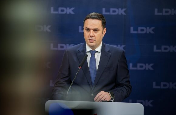 Lumir-Abdixhiku-4 Abdixhiku për LVV-në: Në mëngjes akuzon, në mbrëmje dërgon letra për bashkëpunim