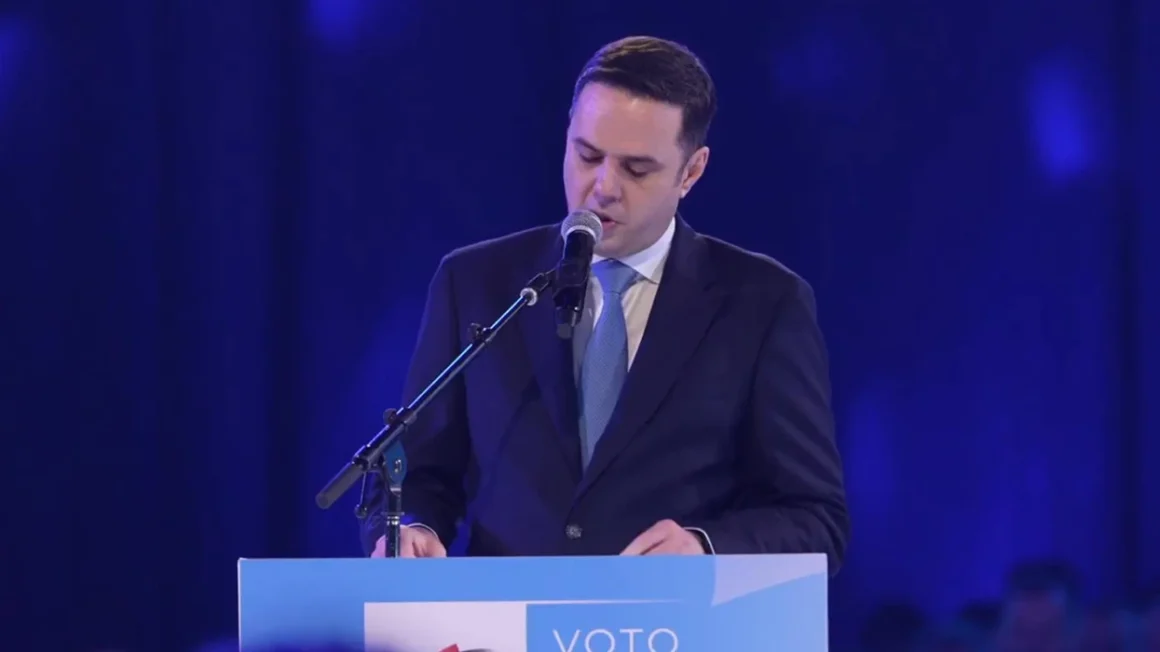 Abdixhiku ironizon sloganin e VV-së: “Penjtë do t’ua këpusim, këngët i mbajmë për atdhe” – prezanton programin për mbështetje të familjeve