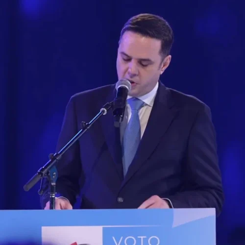 Abdixhiku ironizon sloganin e VV-së: “Penjtë do t’ua këpusim, këngët i mbajmë për atdhe” – prezanton programin për mbështetje të familjeve