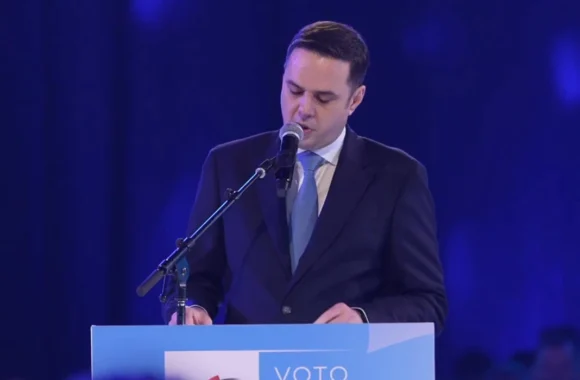 Lumir Abdixhiku Abdixhiku ironizon sloganin e VV-së: “Penjtë do t’ua këpusim, këngët i mbajmë për atdhe” – prezanton programin për mbështetje të familjeve