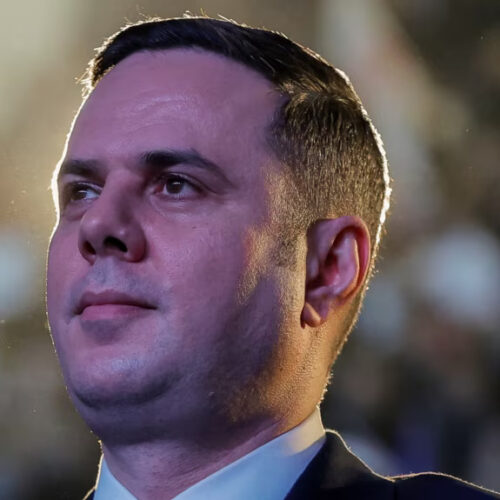 Lumir Abdixhiku (1) Lumir Abdixhiku i mbijeton votëbesimit në Kuvendin e LDK-së